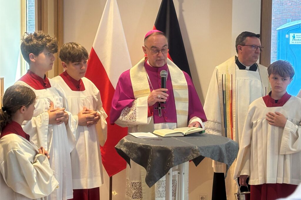 Weihbischof Rolf Lohmann segnete das neue Pfarrheim St. Marien an der Sedanstraße in Recklinghausen.