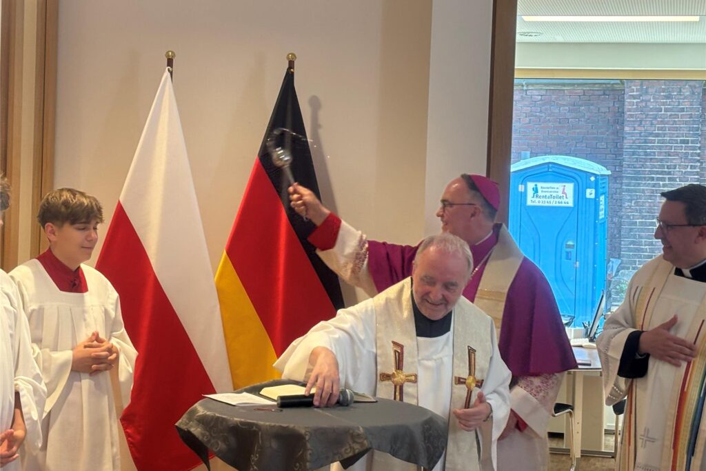 Weihbischof Rolf Lohmann segnete das neue Pfarrheim St. Marien an der Sedanstraße in Recklinghausen.