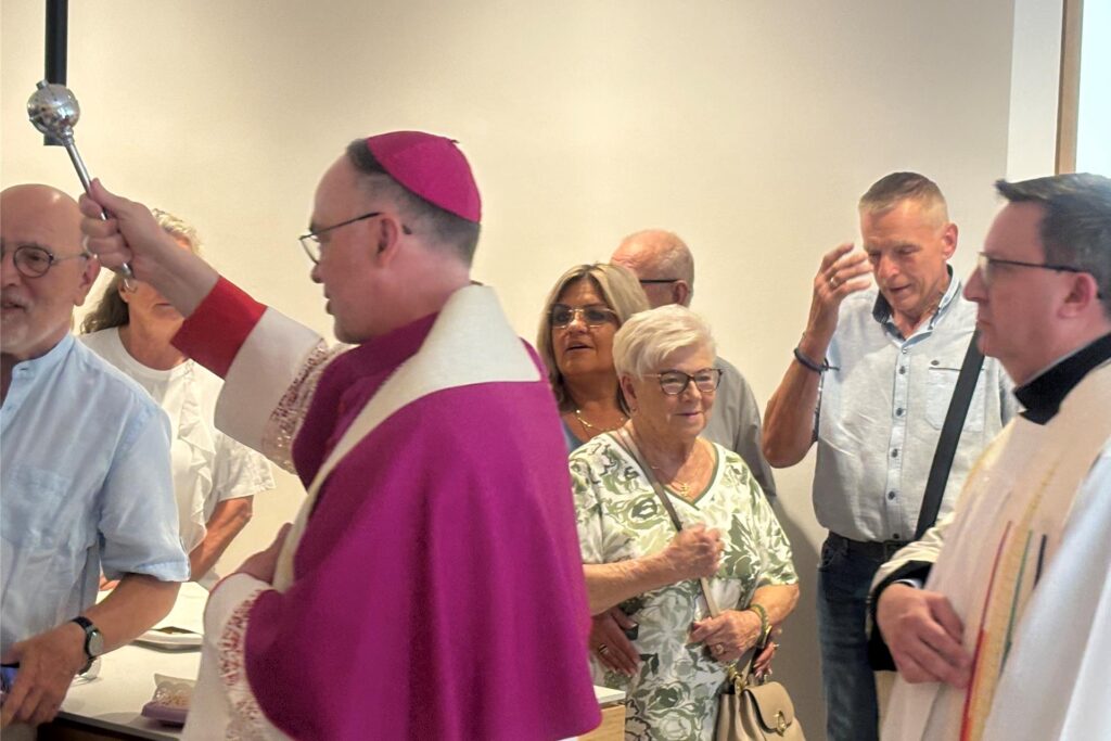 Weihbischof Rolf Lohmann segnete das neue Pfarrheim St. Marien an der Sedanstraße in Recklinghausen.