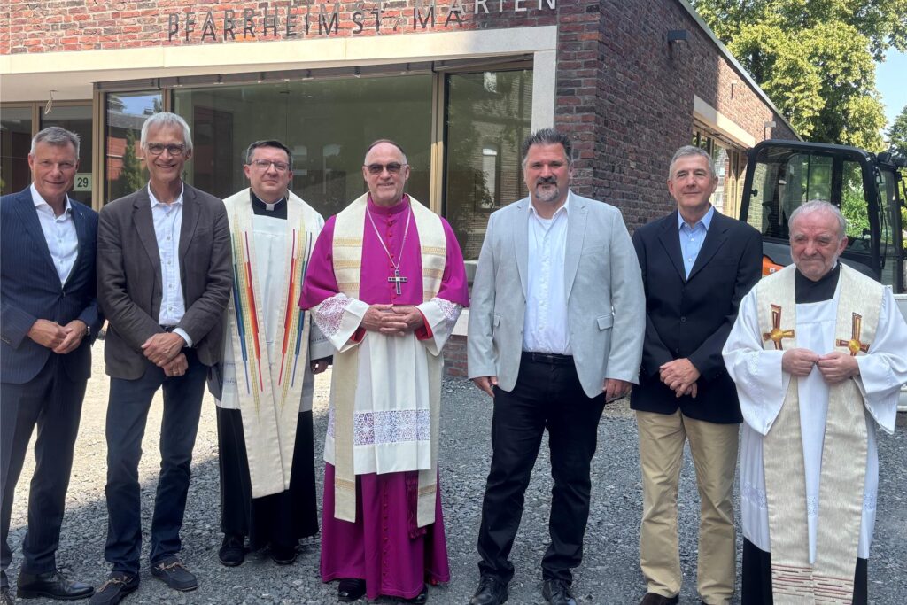 Bürgermeister Christoph Tesche, Architekt Franz-Jörg Feja, 
Rafał Kowalczyk, Pfarrer der polnisch-muttersprachlichen Gemeinde, Weihbischof Rolf Lohmann, Ralf Nopper, Vorsitzender des Pfarreirats des St. Antonius, Wolfgang Wagner, stellvertretender Vorsitzender Kirchenvorstand St. Antonius, und Aloys Wiggeringloh, Pfarrer von St. Antonius vor dem neuen Pfarrheim in Recklinghausen.