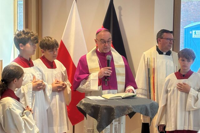 Weihbischof Rolf Lohmann segnete das neue Pfarrheim St. Marien in Recklinghausen-Süd am Samstag (21.6.) ein. Die jungen Messdiener lauschten andächtig.