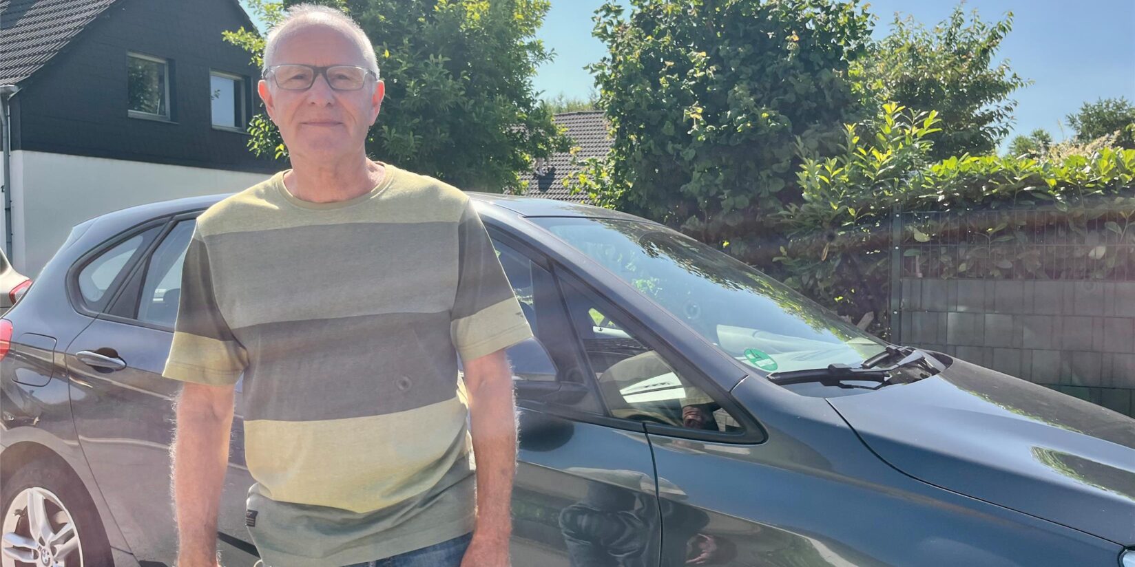 Unbekannte werfen Blumenkübel auf Autodach