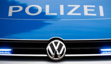 Jugendliche werfen Gegenstände von Brücke