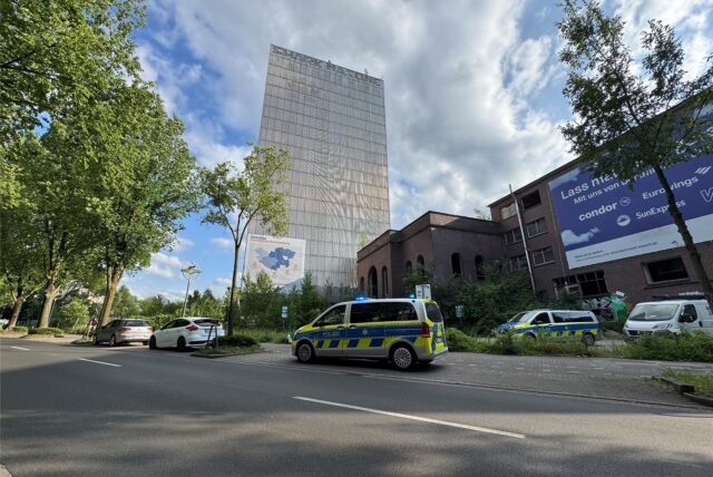 Mehrere Einsatzfahrzeuge der Polizei Dortmund haben am Montagabend (23.6.) am Kronenturm gestanden.