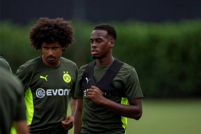 Jamie Gittens schaut zur Seite.