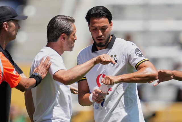 Niko Kovac im Gespräch mit Ramy Bensebaini.