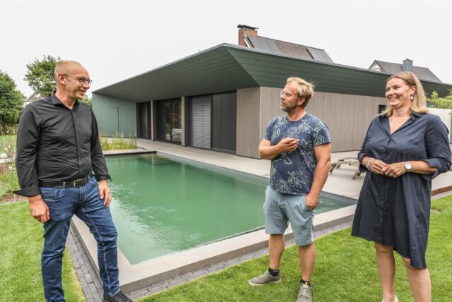 Architekt Holger Ebbert, Landschaftsgärtner Jörg Fengels und Hauseigentümerin Daniela Rößing-Wilting stehen vor dem Erweiterungsbau.