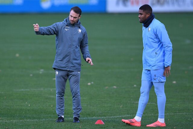 Björn Kadlubowski (l.) vom VfL Bochum gibt Kommandos.