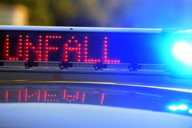 Ein Polizeiauto mit Baulicht und der Aufschrift „Unfall“.