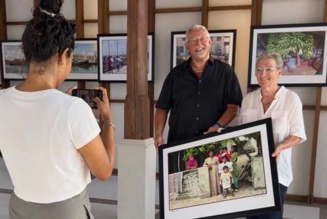 Hermann und Margret Liemann werden von einer Journalistin auf den Maldiven fotografiert
