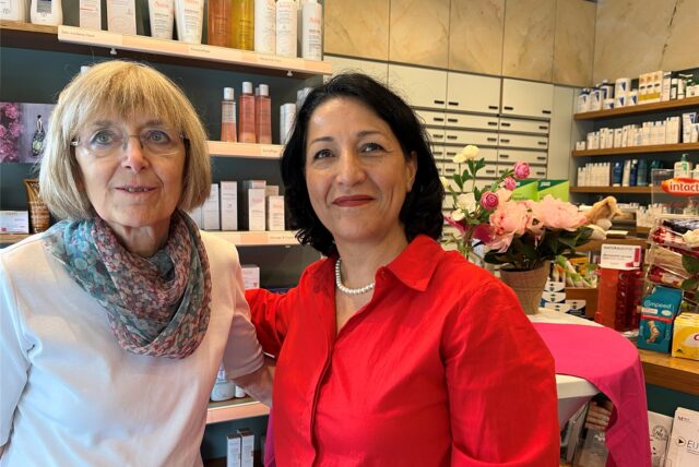 Kibar Yousef (r.) übernimmt die Hellweg-Apotheke am Brackeler Hellweg 155 von Margarete Köhle.