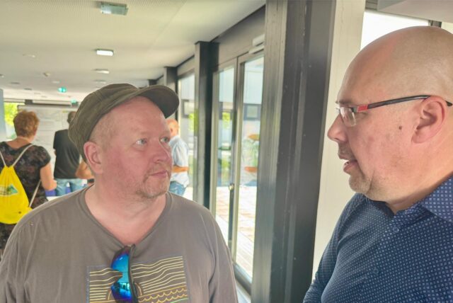 Der Hacheneyer Thomas Frädrich im Gespräch mit Hördes Bezirksbürgermeister Michael Depenbrock.