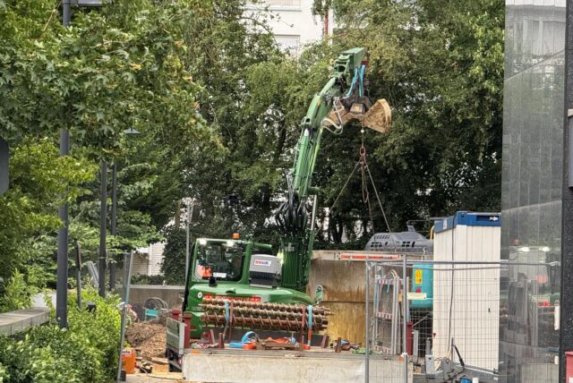 Ein Bagger ist im Einsatz.