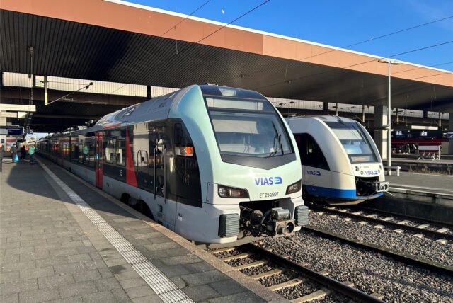 Zwei Züge stehen auf dem Gleis am Bahnhof in Wesel.