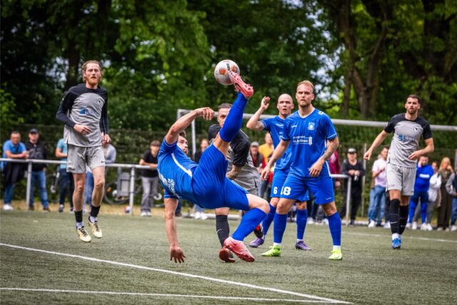 Ein Spieler von Westfalia Dortmund beim Seitfallzieher.