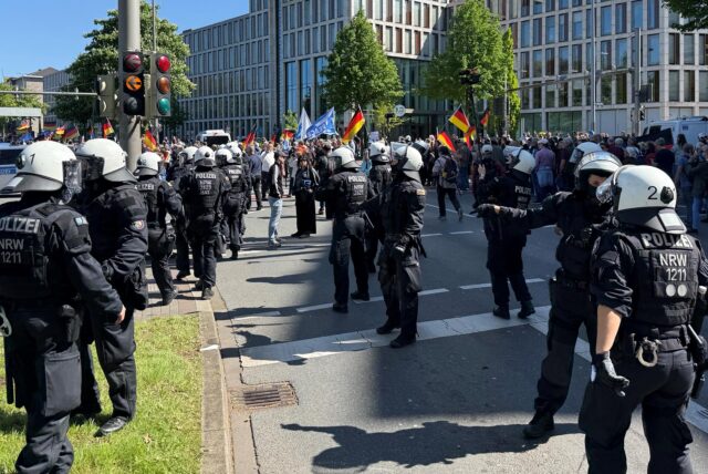 Zuletzt hatte es Ende April in Dortmund eine Demonstration des Protestbündnisses „Gemeinsam für Deutschland“ gegeben. Die Polizei musste den Aufzug, an dem sich auch Rechtsextreme beteiligt hatten, mit zahlreichen Kräften schützen.