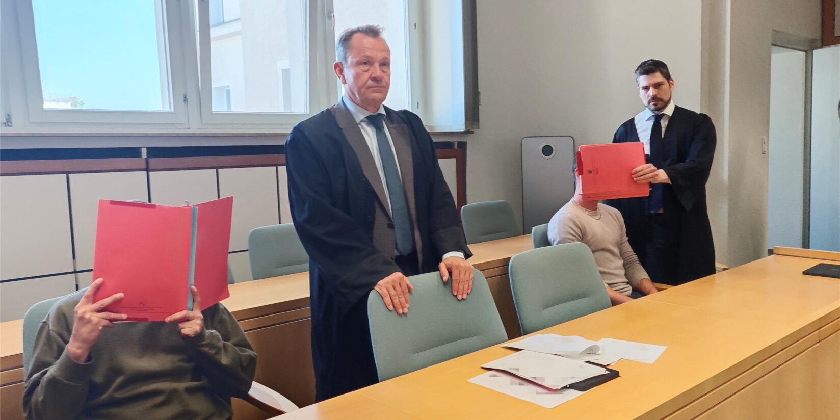 36-Jähriger überfällt Rentner und begrabscht 18-Jährige
