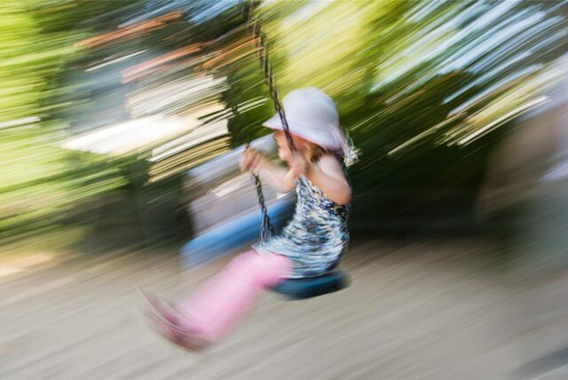 Ein Mädchen auf einer Schaukel