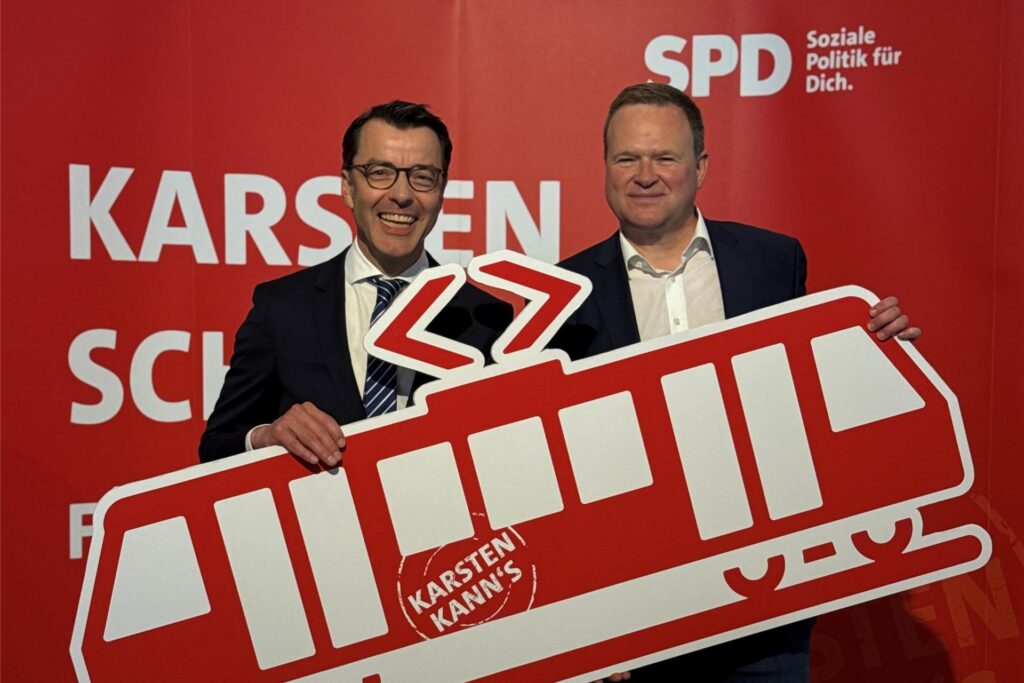 Karsten Schneider und MdB Frank Schwabe bei einer Delegiertenversammlung der SPD im Kreis Recklinghausen mit der Straßenbahn. Sie ist zu einem Wahlkampf-Symbol für den Landratskandidaten geworden.