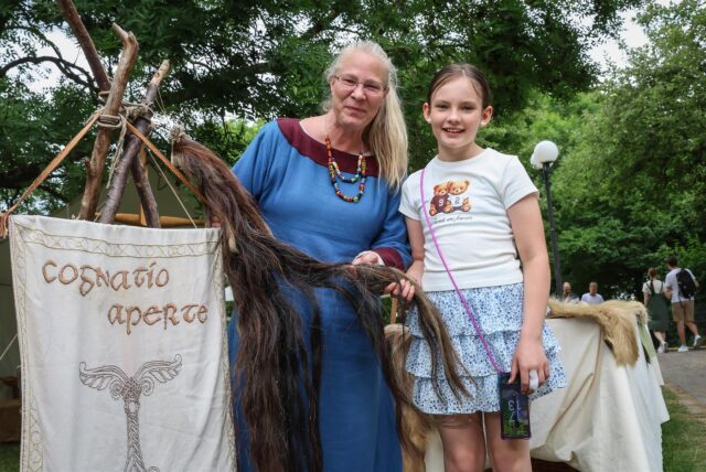 Eine Frau und ein Mädchen auf der Aplerbecker Schlossfehde 2025 lächeln in die Kamera.