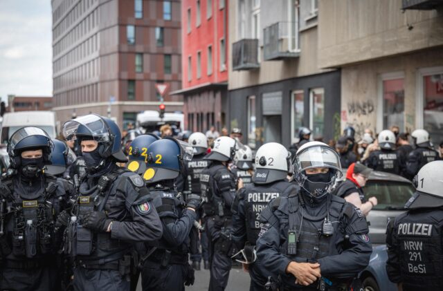 Polizisten bei einer Demo an der Rheinischen Straße in Dortmund.