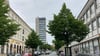 Ostmoderne im Stadtzentrum von Neubrandenburg, überragt vom HKB-Turm