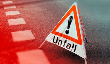 Schwerer Unfall auf A57: Audi kracht gegen Mauer | Regional