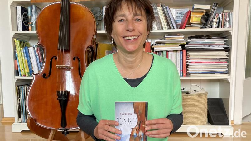 Autorin und Cellistin Angela Kreuz mit ihrem neuen Roman "Taktwechsel". Er ist vor kurzem im Spielberg-Verlag erschienen. Bild: Dieter Lohr/exb