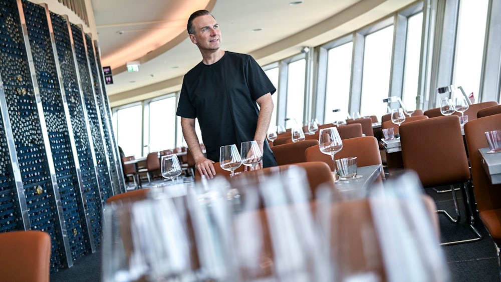 Tim Raue hat ein neues Restaurant im Fernsehturm eröffnet.