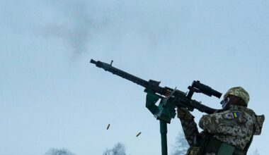 Die Ukraine hat eine neue Maßnahme verabschiedet, nach der Zivilisten bis zu 2400 Dollar (ca. 2000 Euro) pro Monat dafür erhalten können, russische Drohnen abzuschießen – sie dürfen dabei ihre eigenen Waffen und Fahrzeuge verwenden.