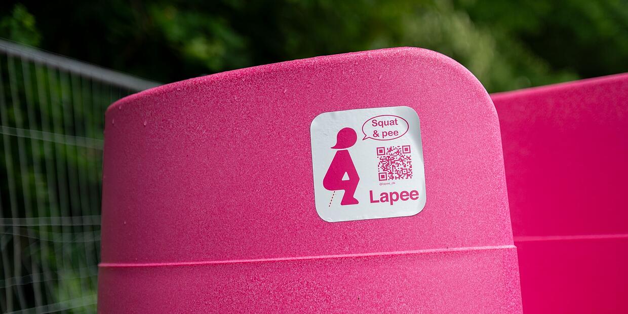 Pinke Urinale für Frauen begeistern bei Rock im Park
