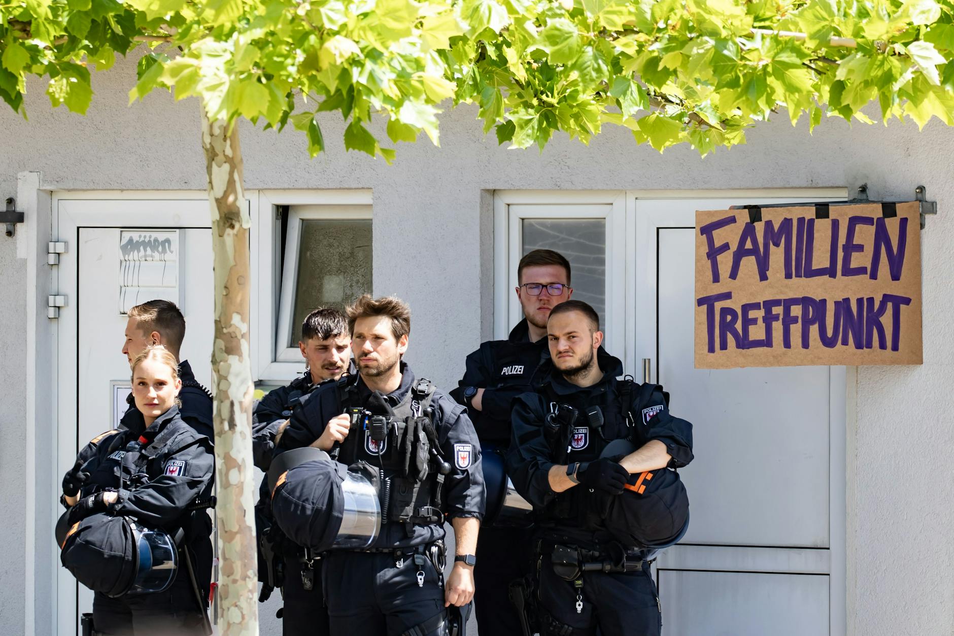 Die Polizei schützte die Veranstaltung mit starken Kräften. Ein Sprecher zeigte sich nach dem CSD zufrieden mit dem Ablauf.