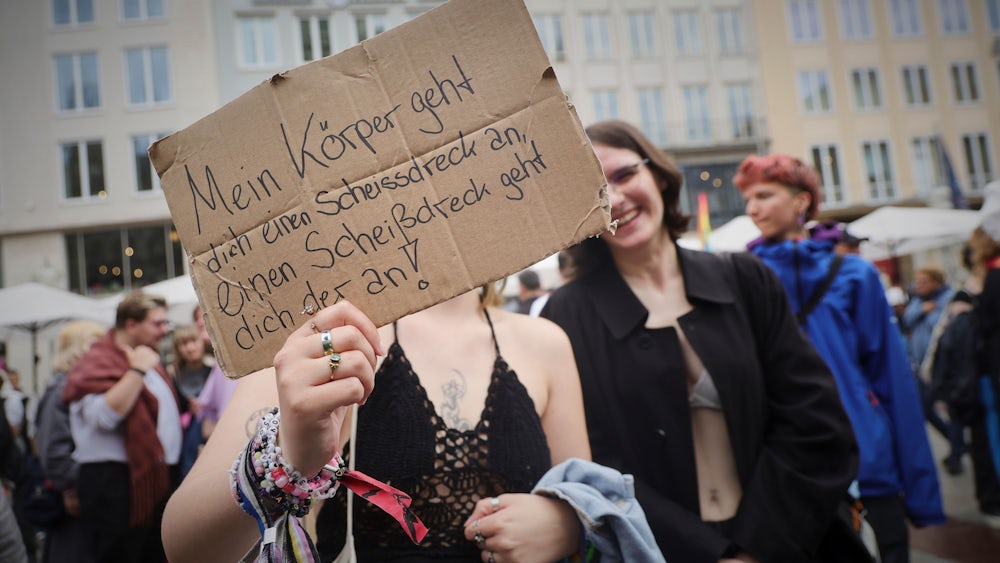 Klare Ansage einer jungen Frau beim Spaziergang der Schlampen am Samstag in der Münchner Innenstadt.