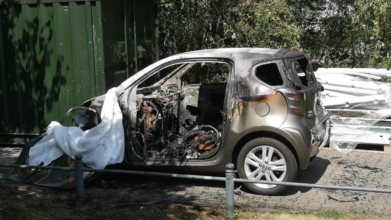 Düsseldorf: Feuerwehr findet Leiche in brennendem Auto | Regional
