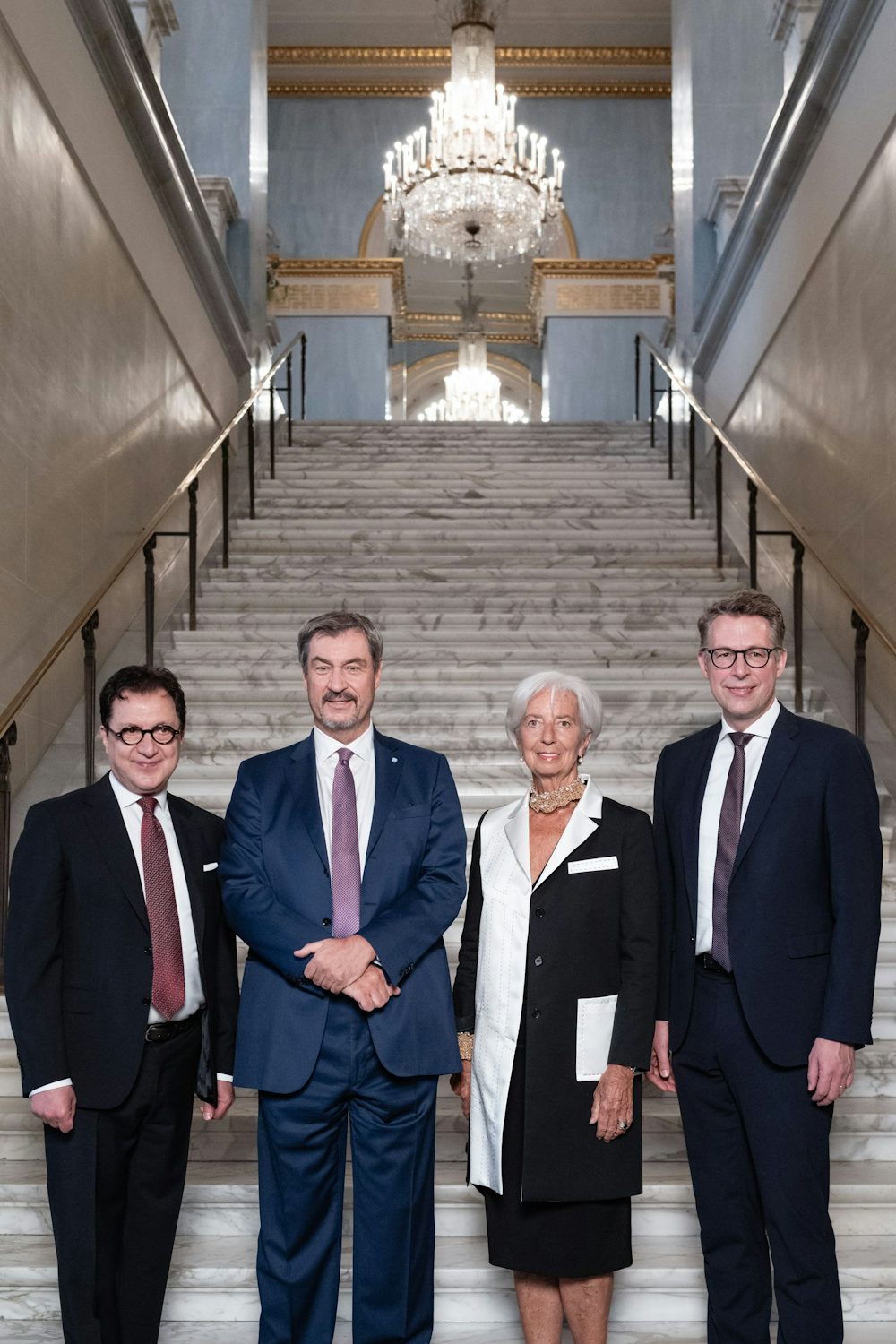 Der Intendant der Bayerischen Staatsoper Serge Dorny, Bayerns Ministerpräsident Markus Söder (CSU), die Präsidentin der Europäischen Zentralbank (EZB) Christine Lagarde, und Bayerns Kunstminister Markus Blume (CSU) stehen vor dem Festakt zum 150-jährigen Bestehen der Bayerischen Staatsoper im Nationaltheater.