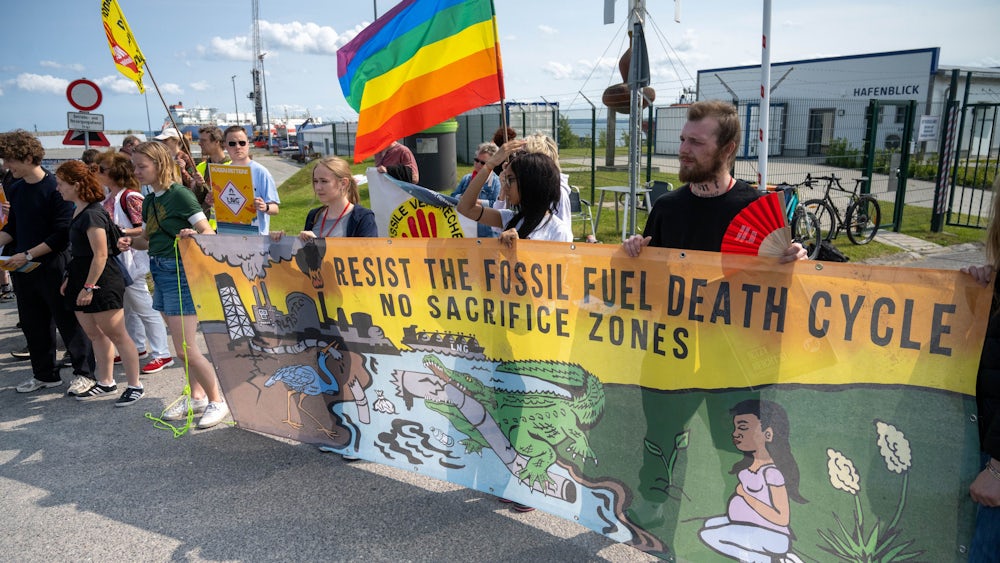 Weg mit den Fossilen: „Fridays for Future“ und Jusos demonstrieren gegen das LNG-Terminal in Mukran auf Rügen.