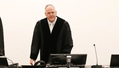 Prozess in Nürnberg: Mit dem Nachthemd erdrosselt - 51-Jähriger gesteht Mord an Ehefrau - Bayern