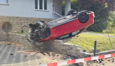 Teenager bauen Unfall mit 400-PS-Audi in Solingen | Regional