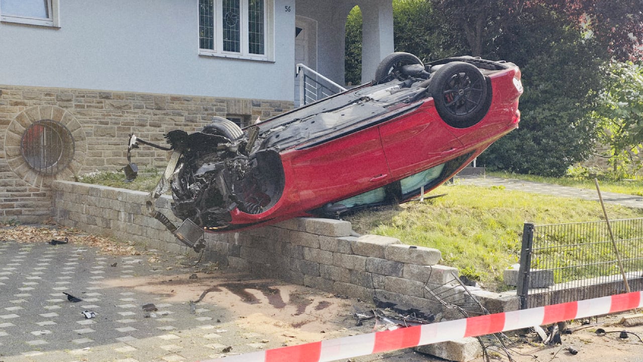 Teenager bauen Unfall mit 400-PS-Audi in Solingen | Regional