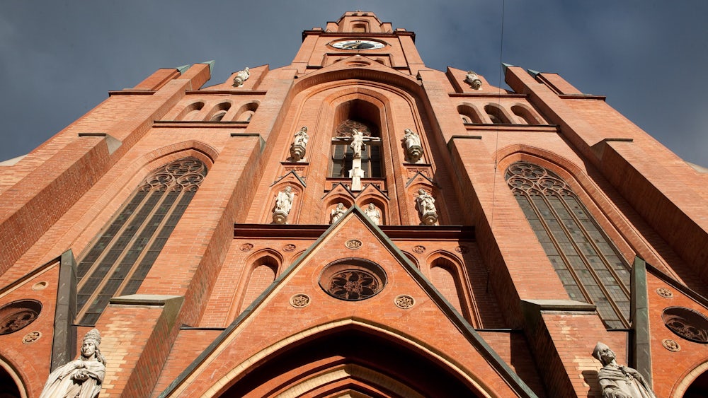 Start für die erste Führung an diesem Tag ist bei der Kirche St. Johann Baptist am Johannisplatz in Haidhausen.