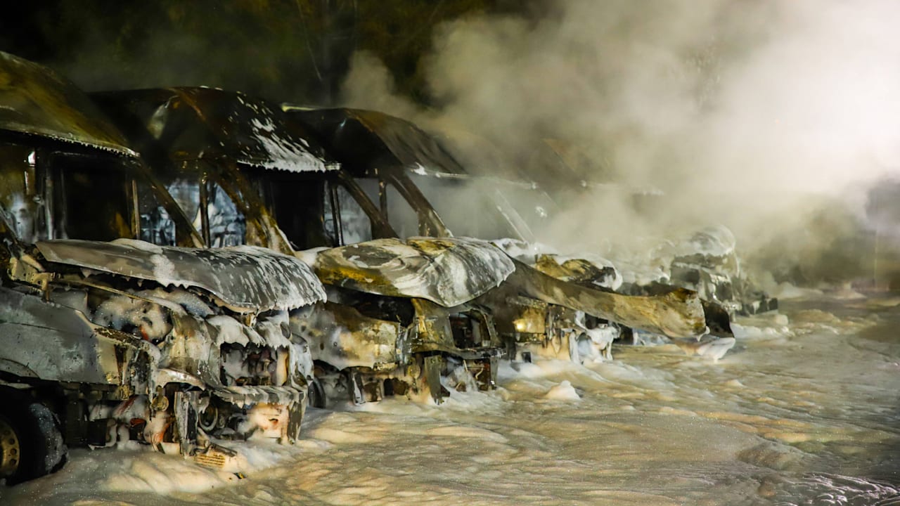Großbrand bei Berlin: Transporter-Flotte abgebrannt, riesiger Schaden! | Regional