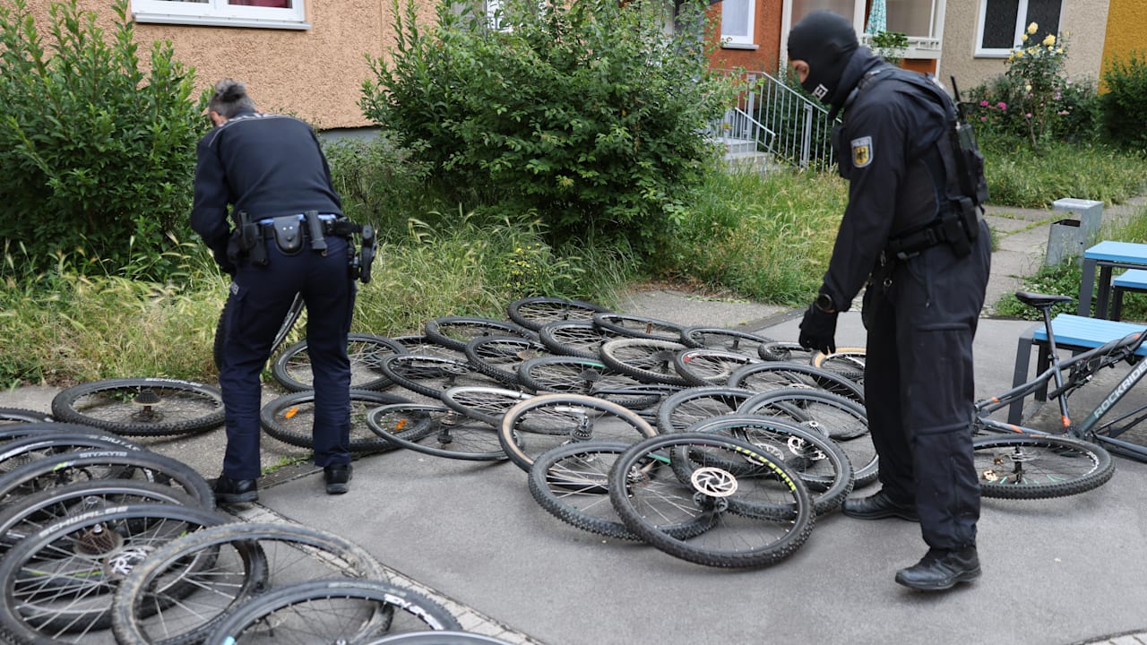 Leipzig: Polizei findet bei Monatskarten-Razzia geklaute Räder | Regional