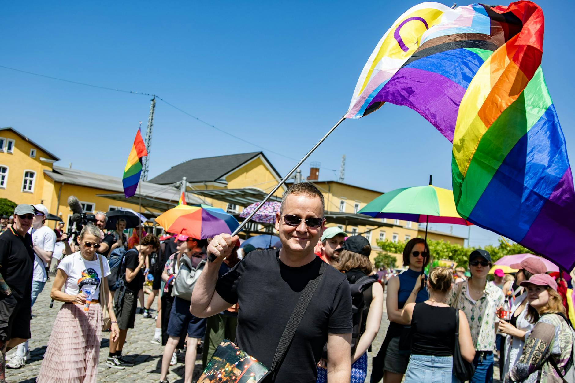 Prominenter Besuch: Klaus Lederer auf dem CSD in Eberswalde.