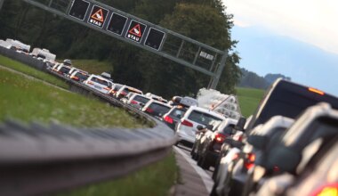 Tödlicher Lkw-Unfall auf A8: Autobahn bei Dasing noch stundenlang gesperrt - Stau - Bayern