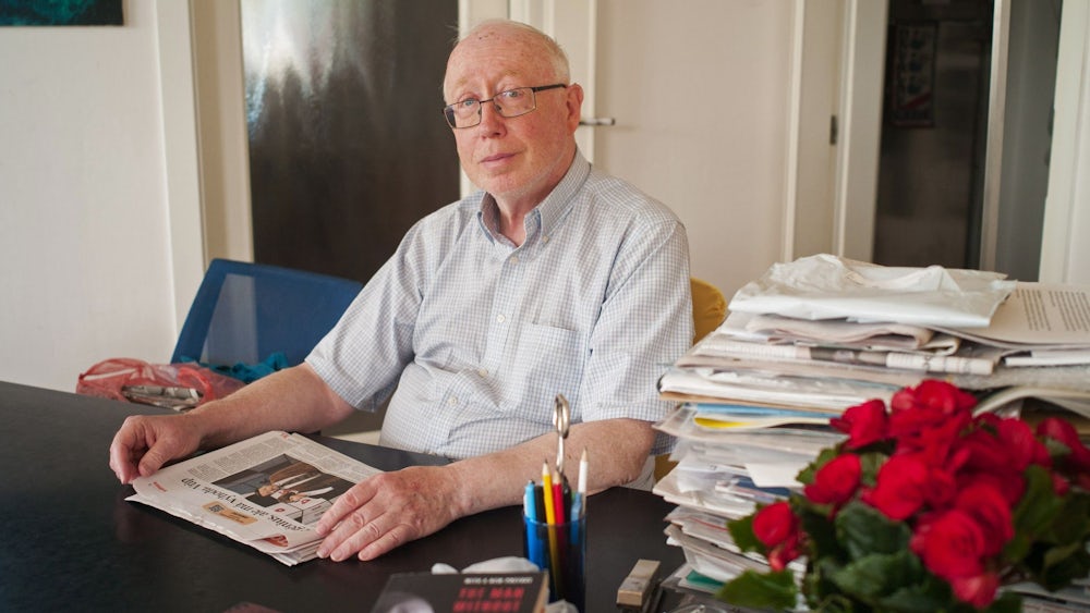 Der Prager Publizist Petr Brod sitzt mit einer Zeitung an einem Tisch. Brod arbeitete von 1987 bis 1993 für Radio Freies Europa (RFE).