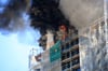 Dunkler Rauch steigt auf. Es soll auch zu Explosionen gekommen sein.