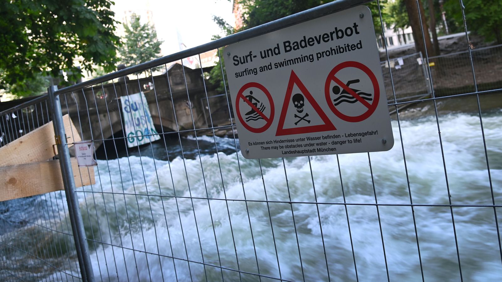 Tod in Eisbachwelle: Keine eindeutige Ursache, Sperrung bleibt