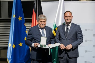 Frank Schott aus Taucha bei der feierlichen Übergabe des Verdienstordens des Freistaates Sachsen durch Landtagspräsident Alexander Dierks.