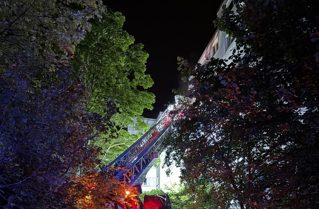 FW-E: Küchenbrand in Mehrfamilienhaus - Wohnung unbewohnbar