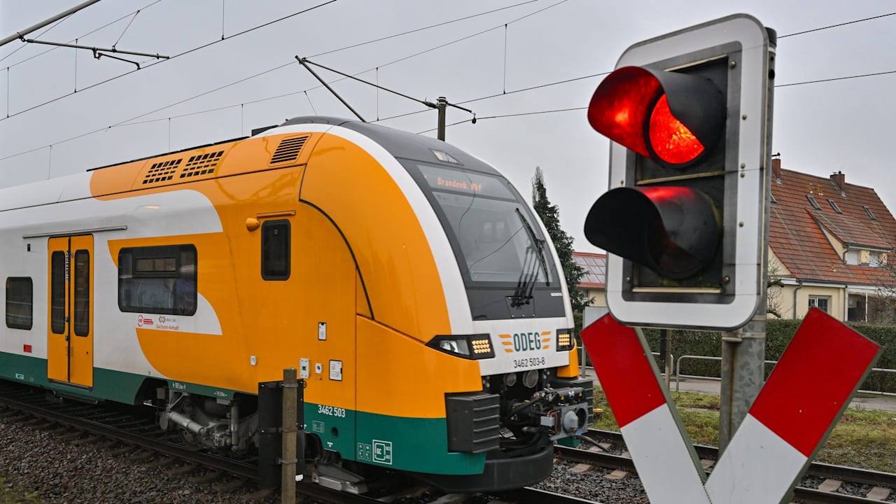 Das müssen Reisende wissen: Wichtige Bahnlinie nach Berlin lange gesperrt | Regional